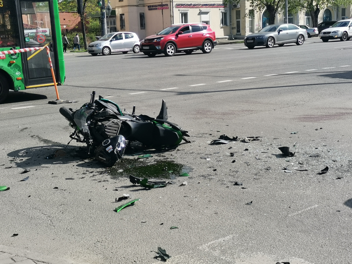 Мотоциклист разбился в ДТП в центре Челябинска*