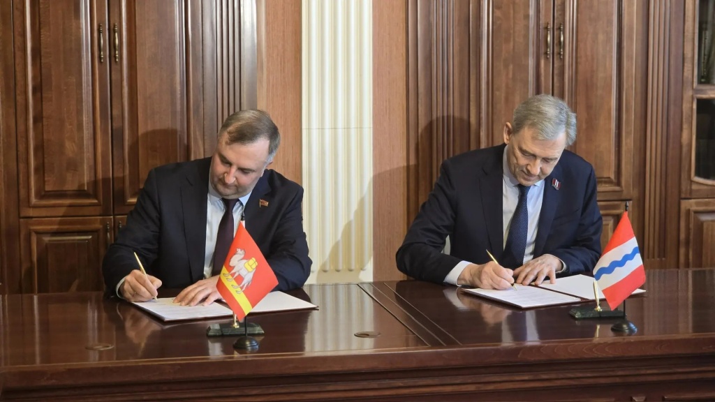 Спикеры Заксобраний Челябинской и Омской областей подписали соглашение о сотрудничестве*