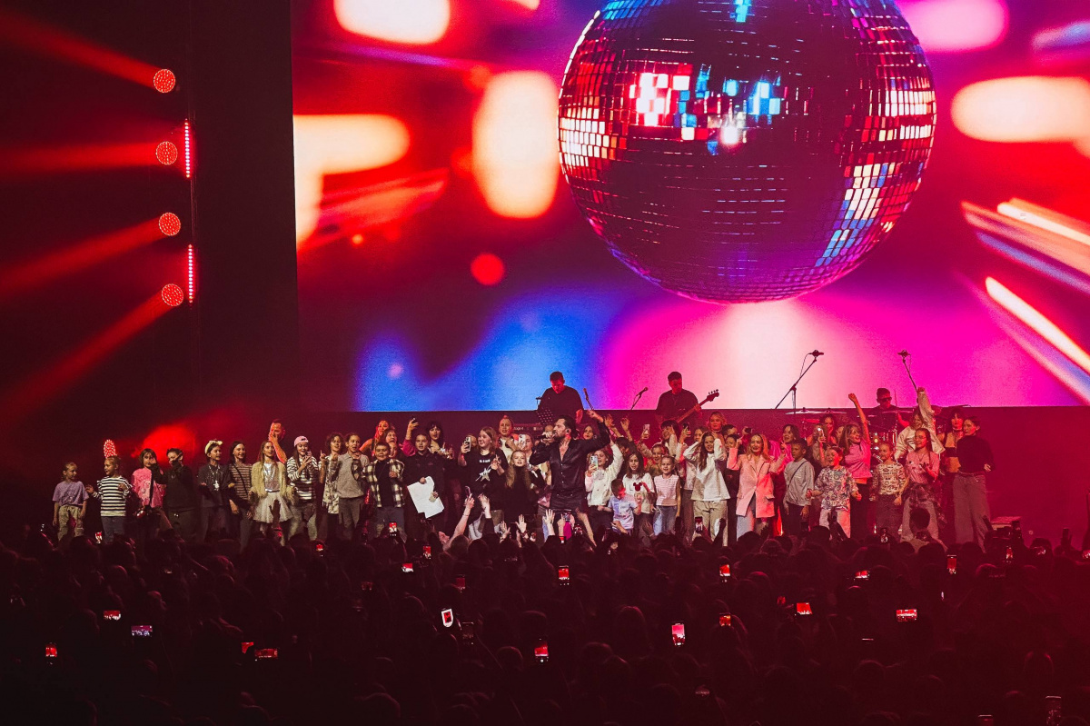 Артур Пирожков зажёг на сцене с челябинскими мужчинами, женщинами и детьми*