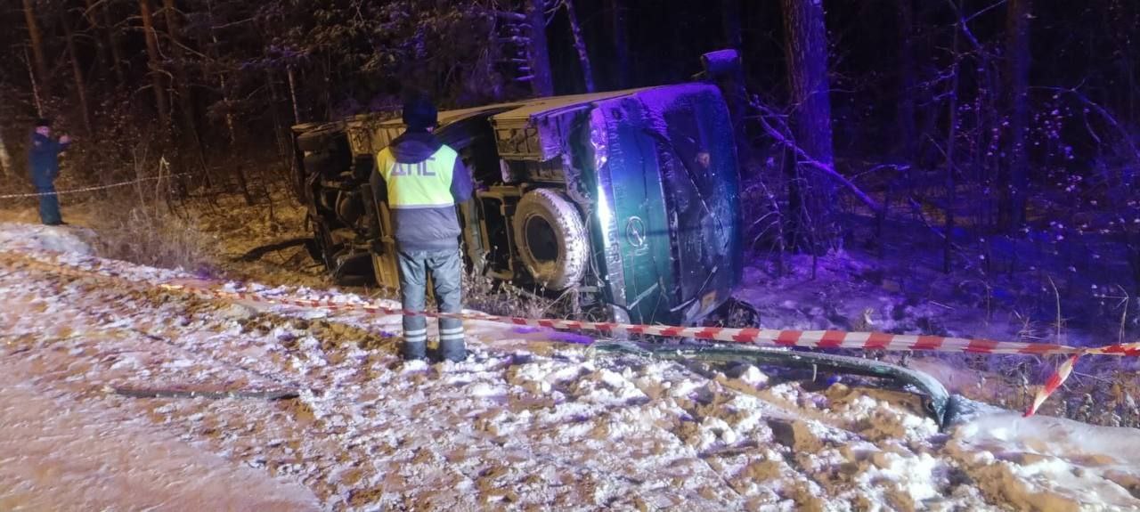 Автобус со школьниками опрокинулся на дороге в Челябинской области *