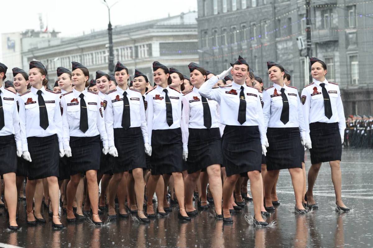 Челябинские девушки-курсанты вышли под ливень ради Дня Победы*1