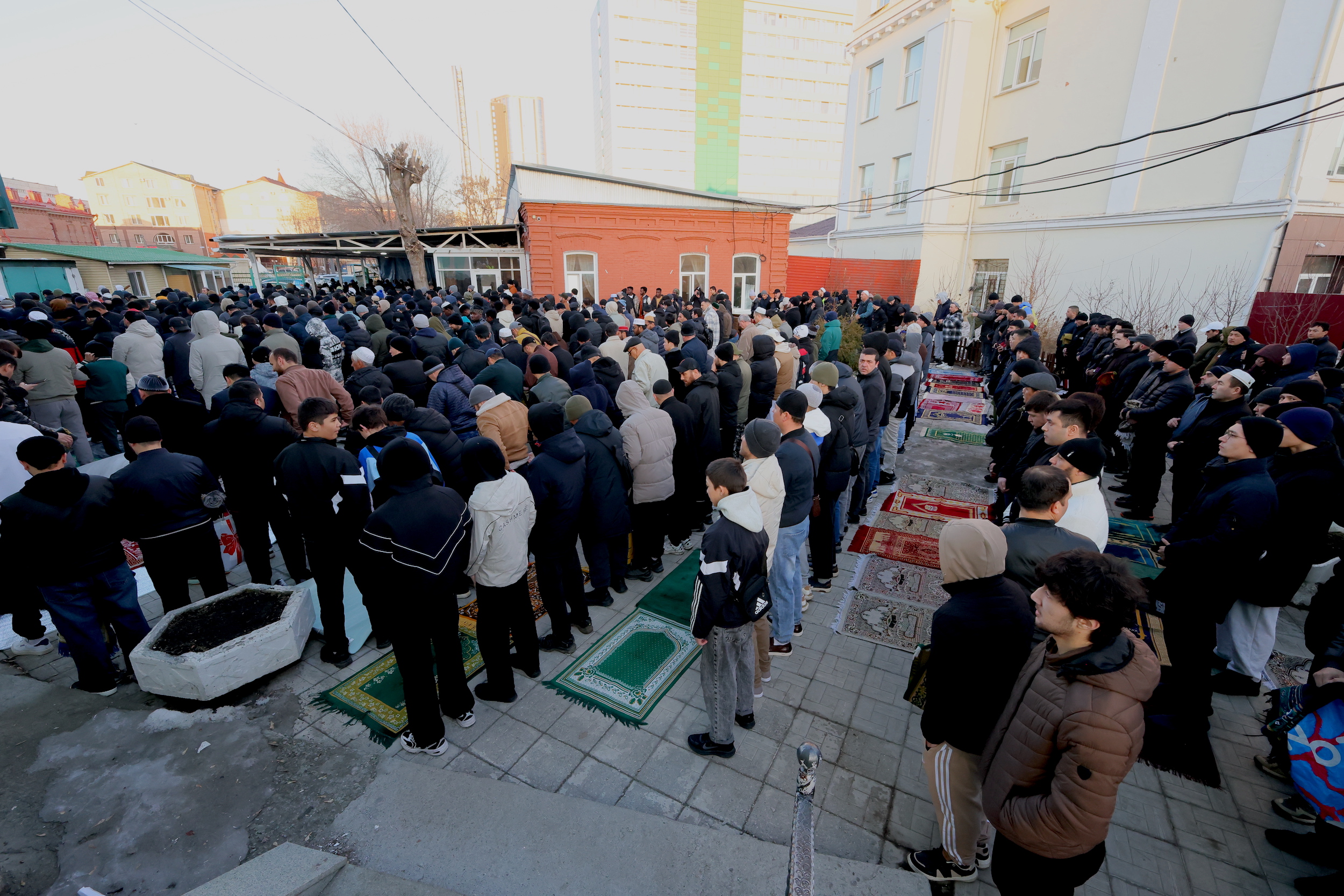 Появились фото сотни мусульман, совершивших намаз на улице Елькина в Челябинске