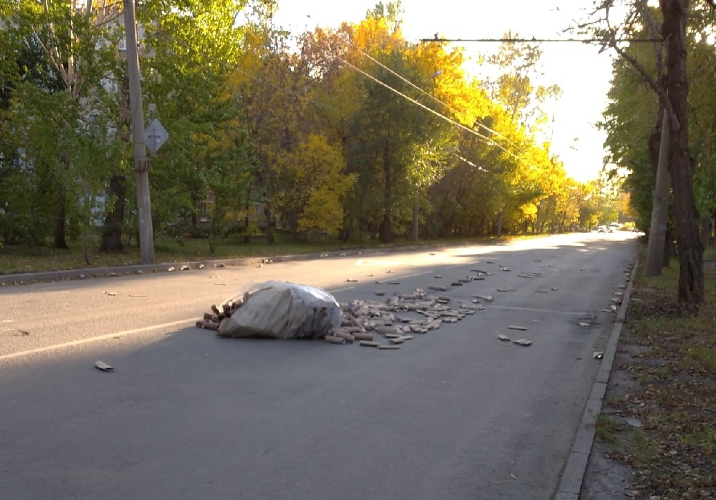 Дорогу в Челябинске завалило «втулками от туалетной бумаги»