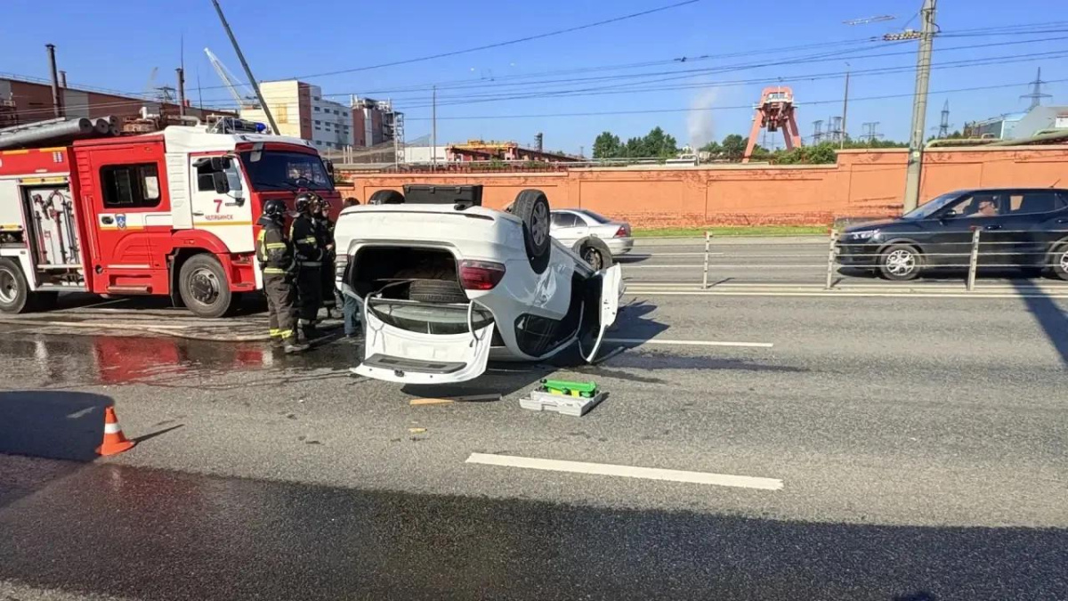 Перевернутый Volkswagen без водителя обнаружили посреди тракта в Челябинске *1
