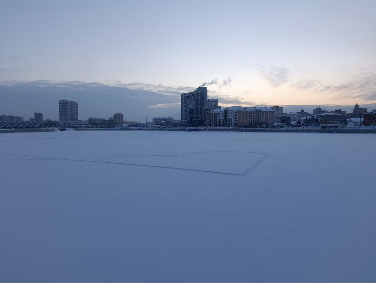 Челябинцы вытоптали огромные сердца на льду реки Миасс *