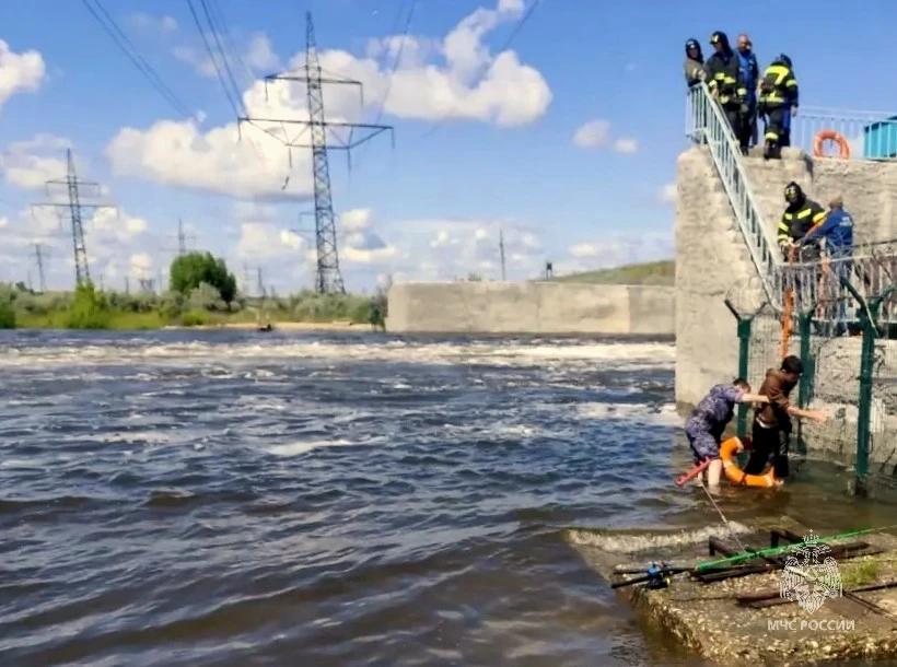 Очевидцы спасли унесенного течением подростка в Южноуральске*