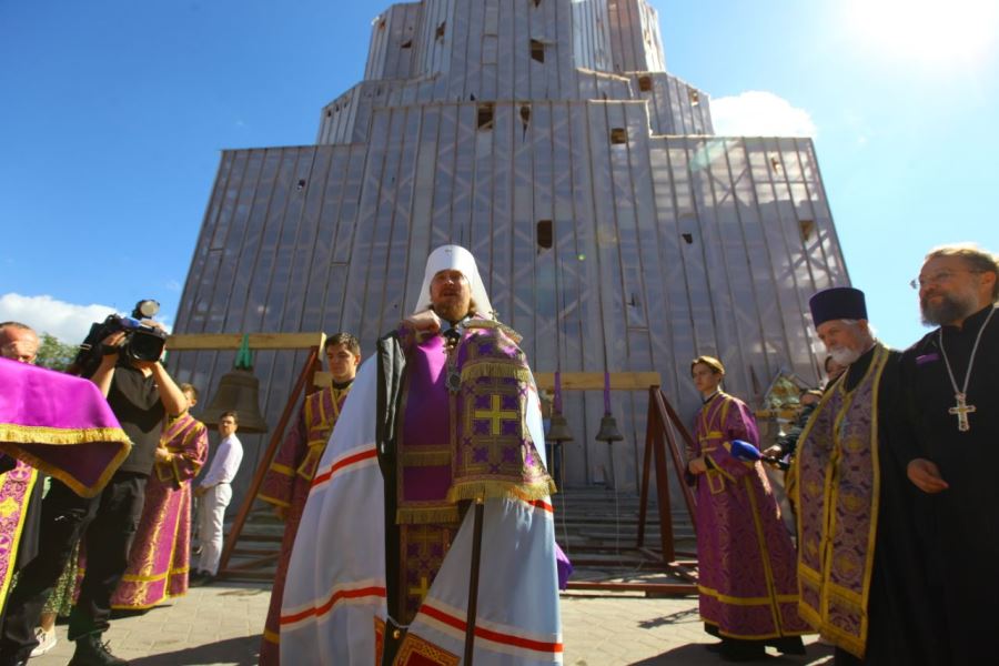 В Челябинске освятили кресты, купола и колокола в храме Александра Невского