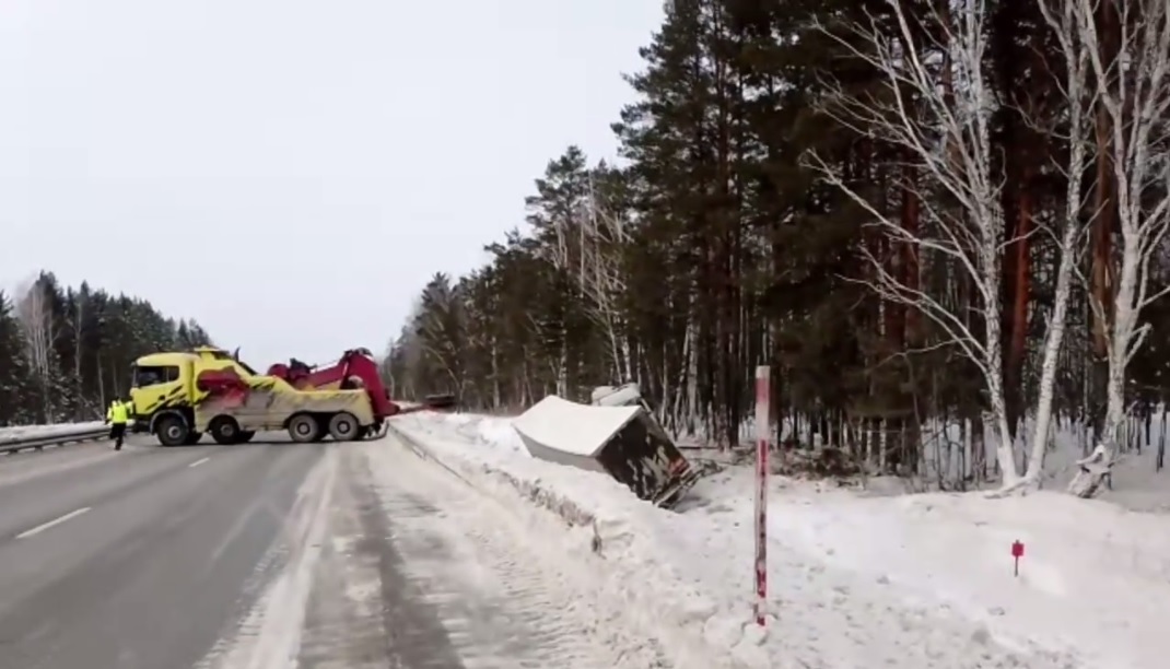 Проезд по трассе в Челябинской области ограничили из-за фуры в кювете*