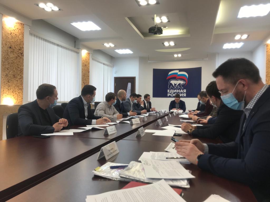 «Единая Россия» учит волонтеров политике для участия в праймериз