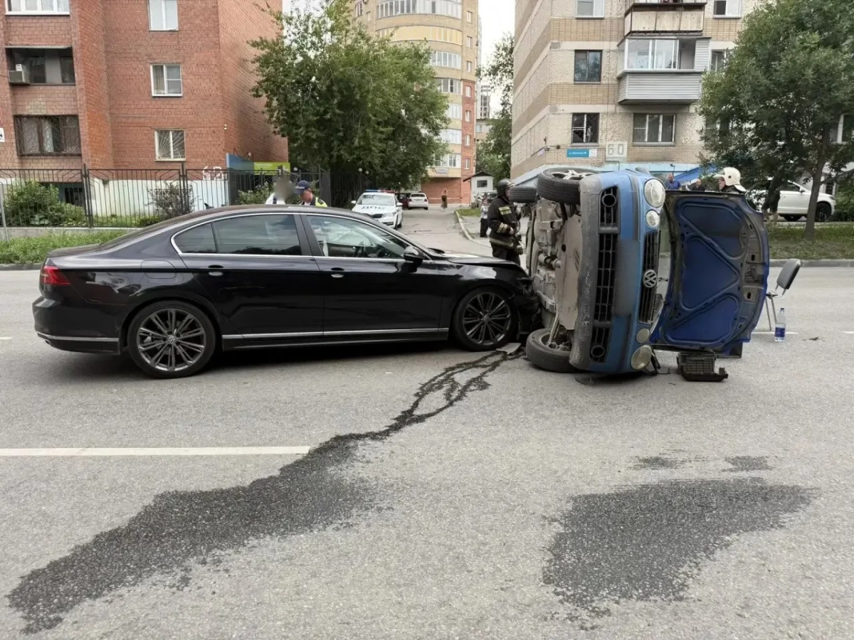 Столкновение двух немецких седанов на Каслинской закончилось переворотом*