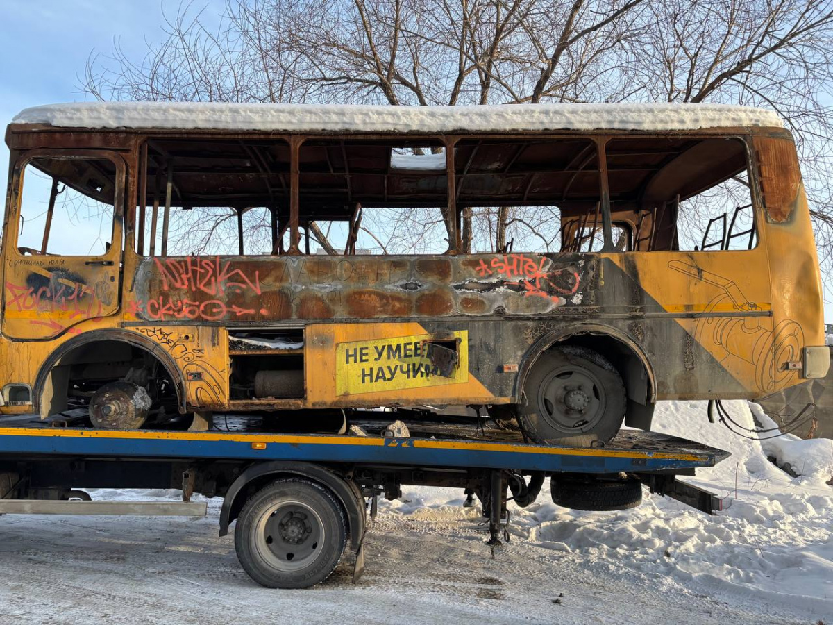 Заброшенный автобус увезли с Копейского шоссе в Челябинске*