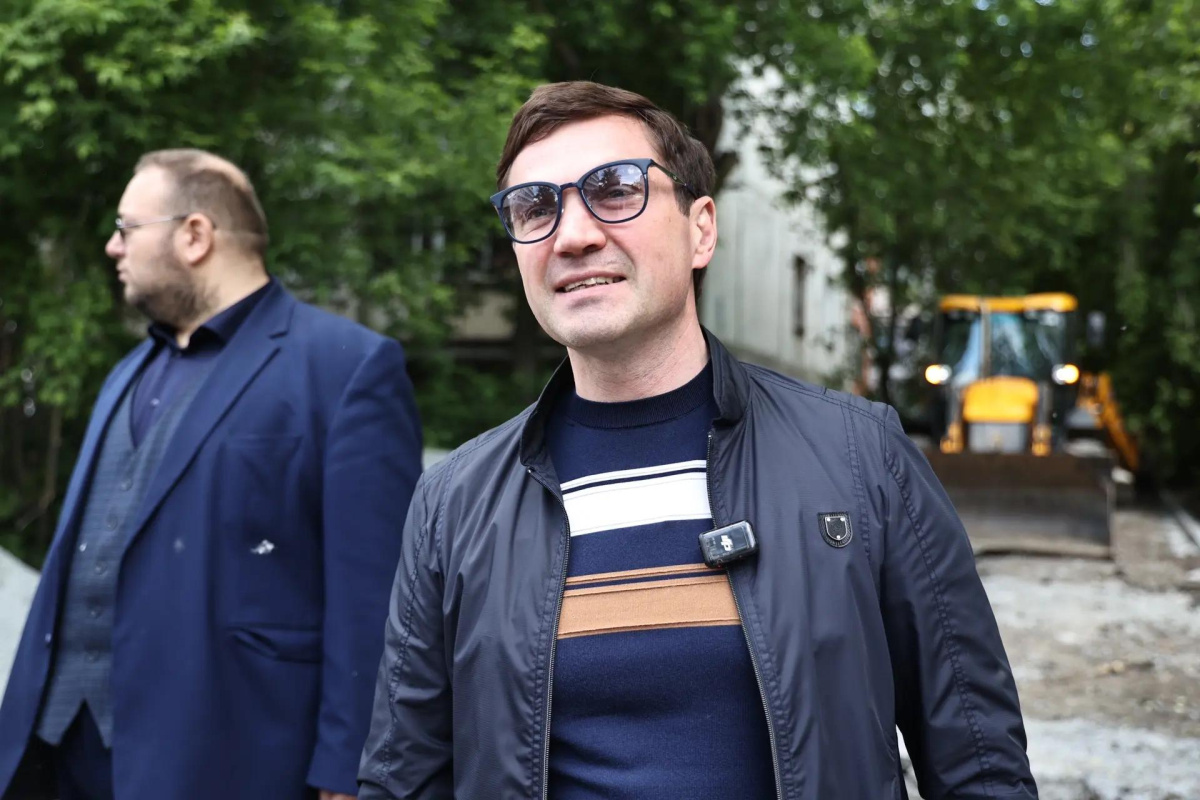 Алексей Лошкин поздравил челябинцев с Днём Государственного флага России*