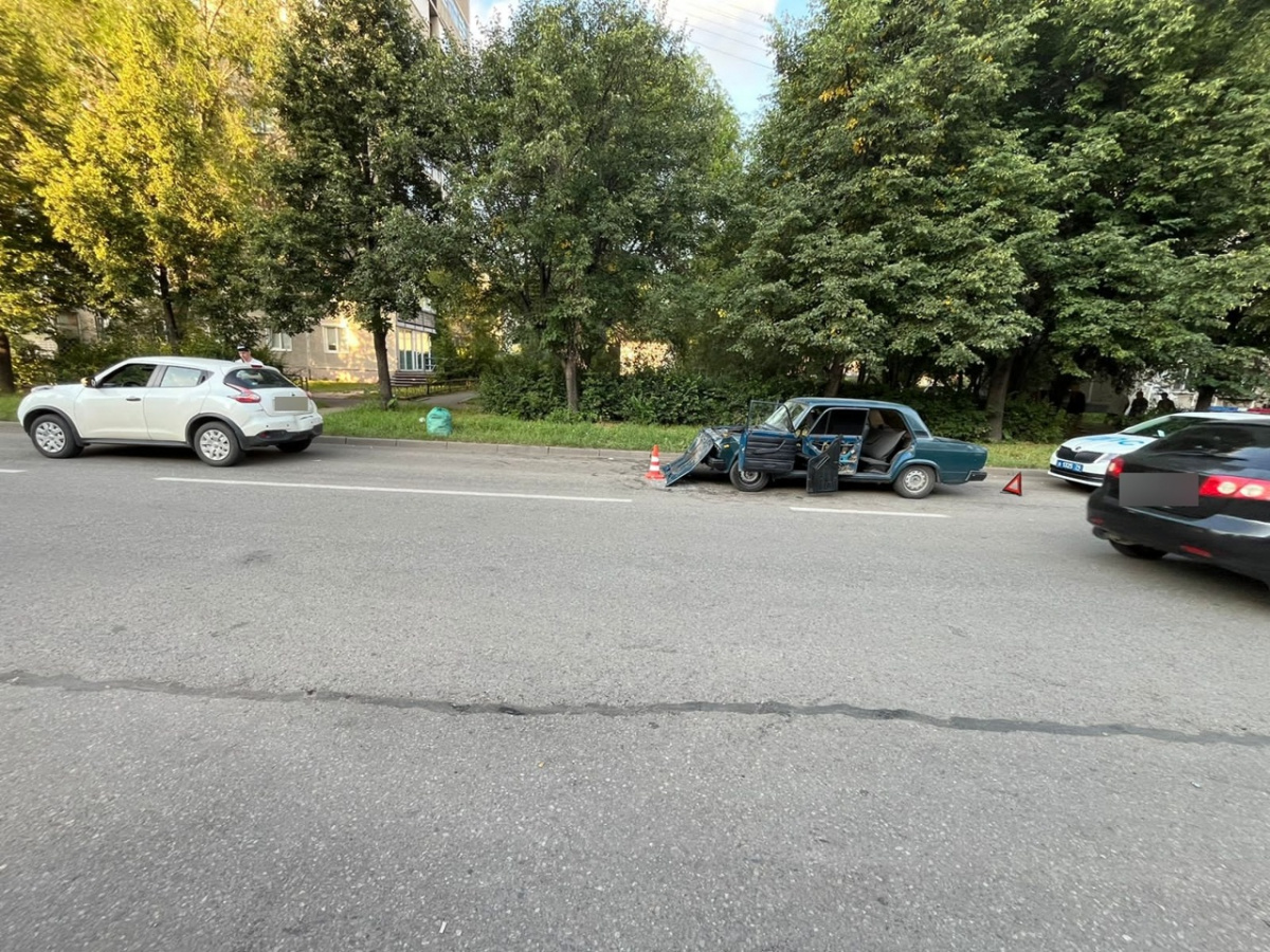 В Магнитогорске подросток устроил ДТП и сбежал, бросив машину*