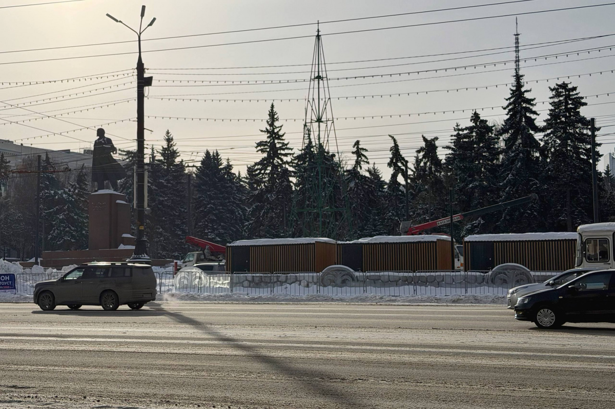 На площади Революции в Челябинске разобрали новогоднюю елку*1