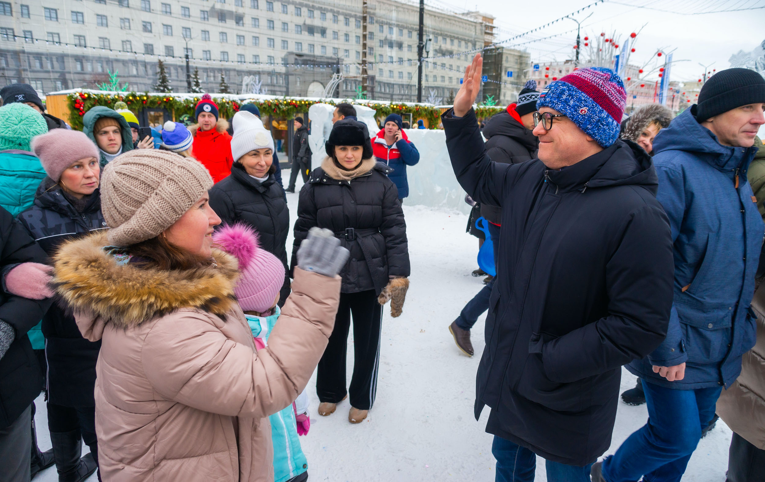 Алексей Текслер привёз семью в главный ледовый городок Челябинска*1