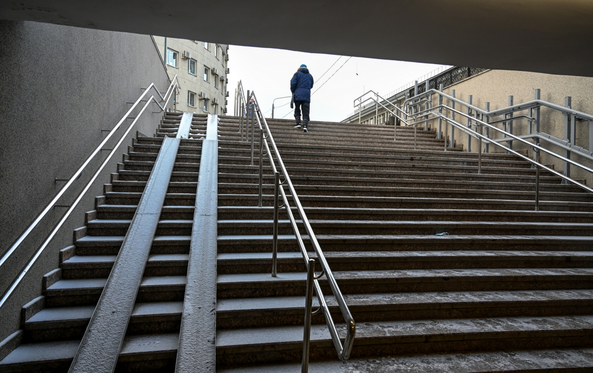 На переходах в центре Челябинска испытали новый реагент против гололеда*1