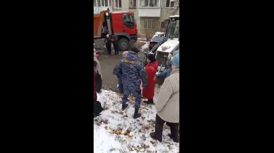 В Миассе пенсионерки бросились под трактор, приехавший рыть площадку под мусорки
