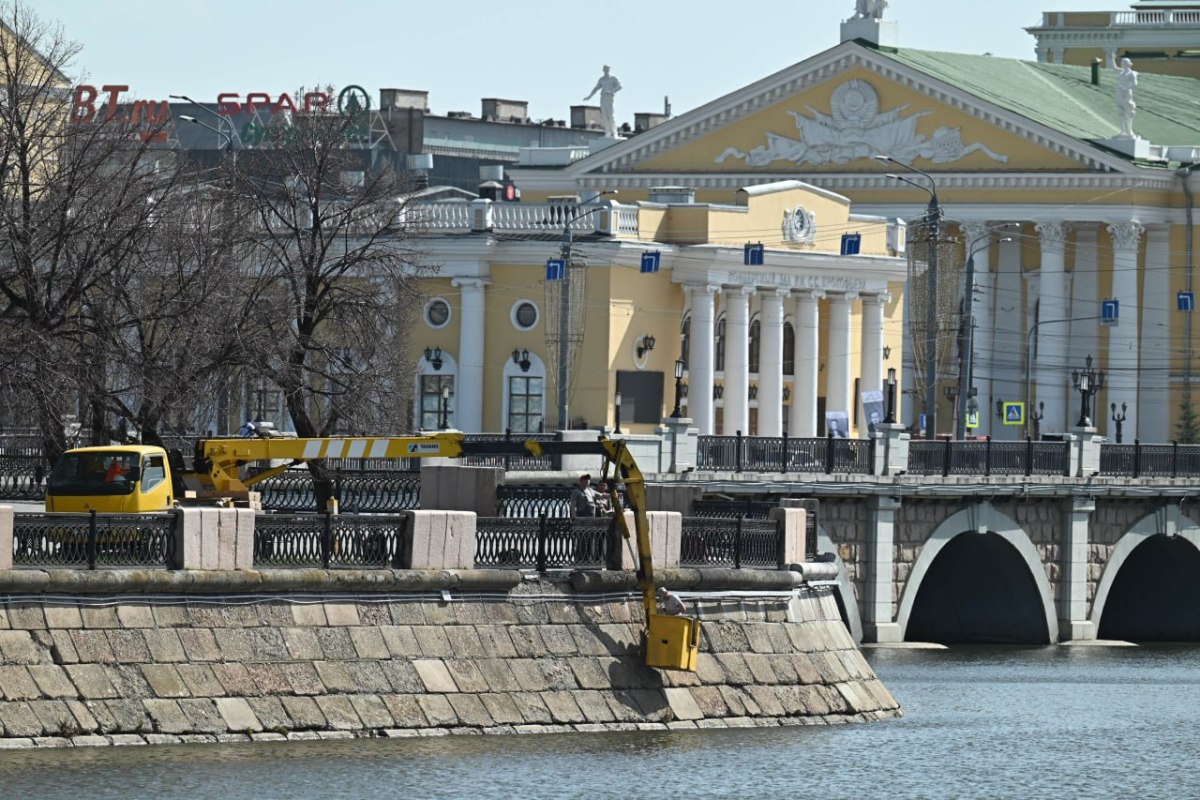 Подростки разломали чугунное ограждение набережной в центре Челябинска*1