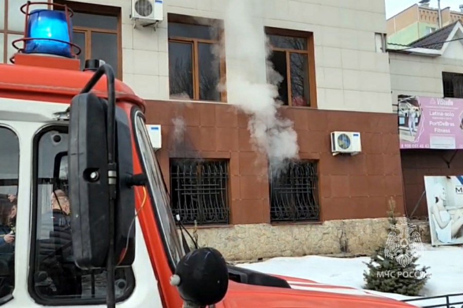 10 человек спасли из горящего спортивного комплекса в Челябинске