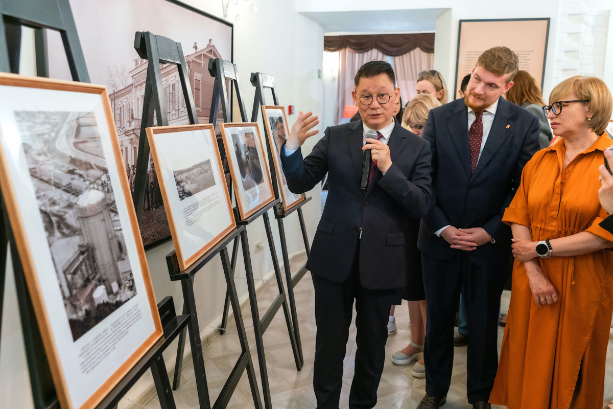 В самом сердце Челябинска открыли фотовыставку о развитии современного Китая*1