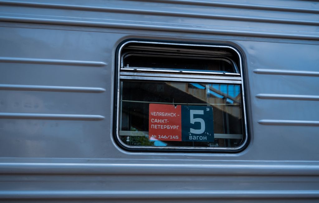 Две уголовки завели на мужчину, вытолкнувшего проводницу из поезда из Челябинска*1