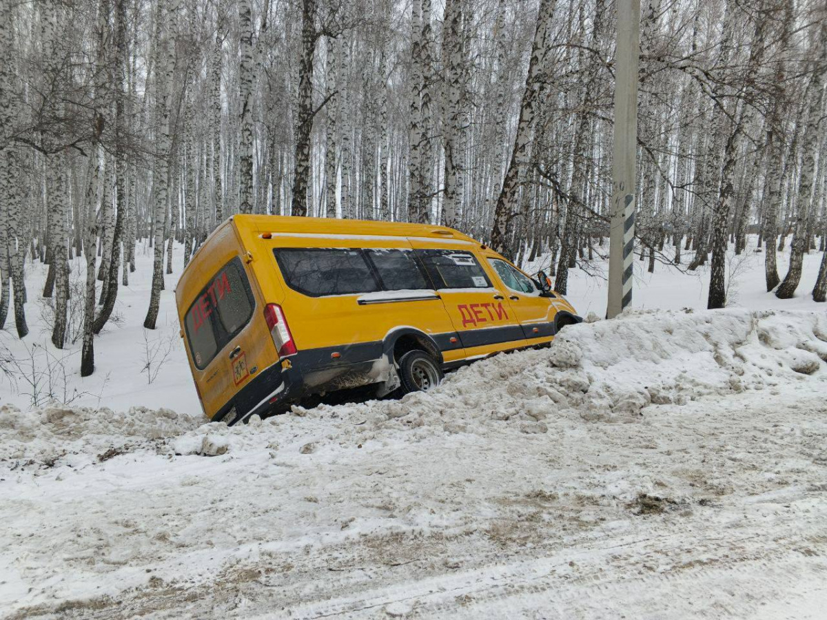 Школьный автобус улетел в кювет под Челябинском: есть погибший*1