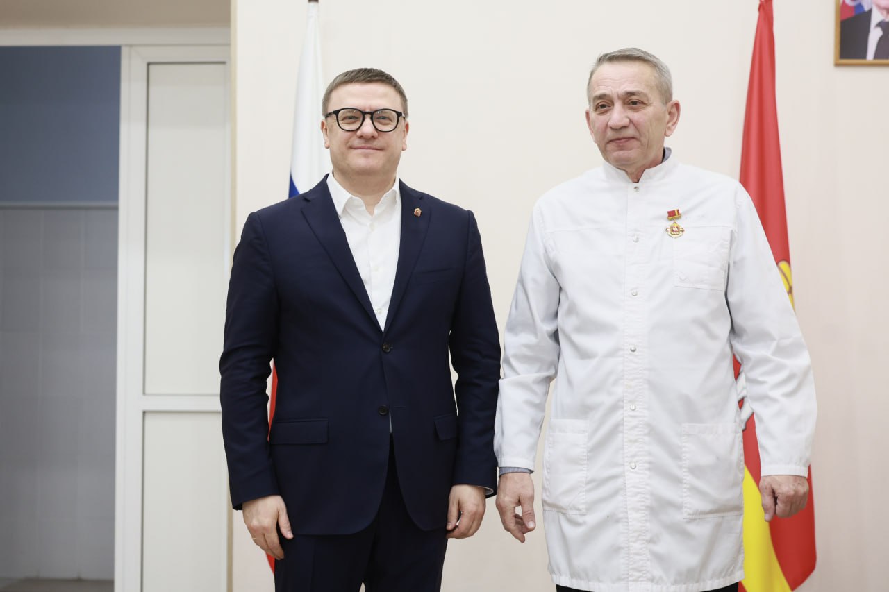 Алексей Текслер посетил военный госпиталь и поздравил бойцов с Новым годом