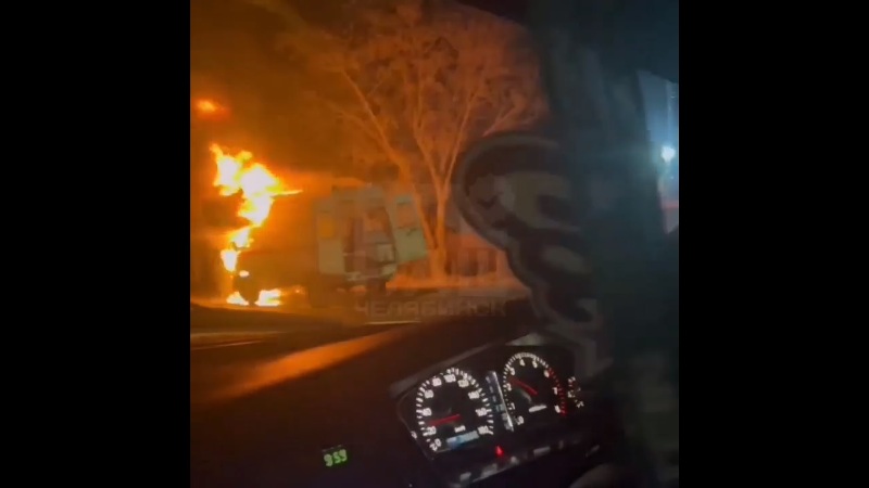 В Челябинске машина скорой помощи загорелась после взрыва