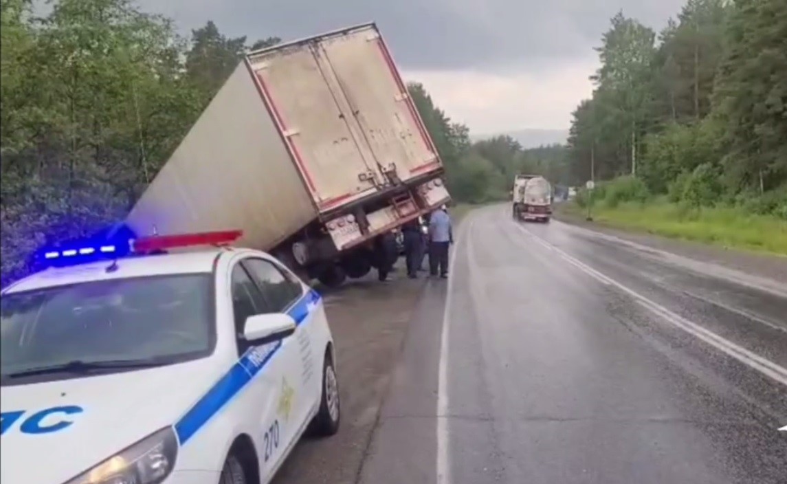 Грузовик улетел в кювет во время дождя на трассе М5 в Челябинской области*