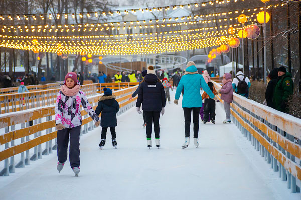 Открытие ледового катка в парке имени Терешковой вызвал огромный интерес у жителей города