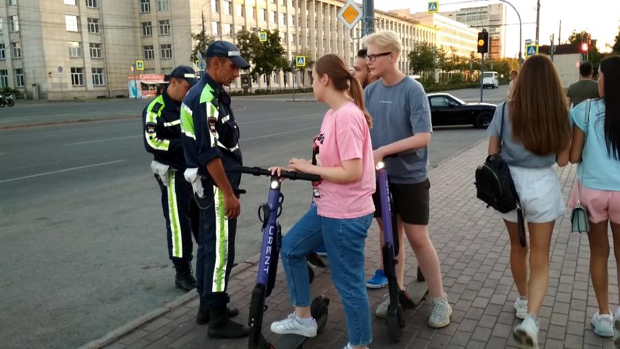 В Челябинске электросамокаты начали забирать на штрафстоянку