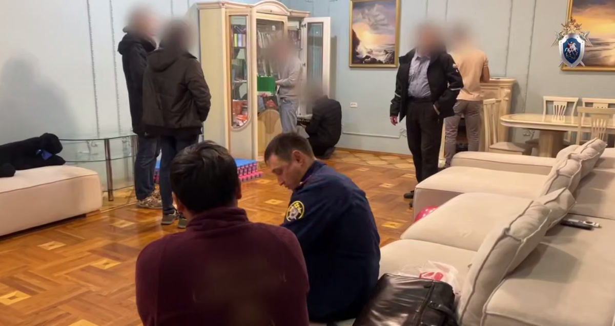 СК показал обыск в шикарном жилье задержанного в Челябинске директора парка*