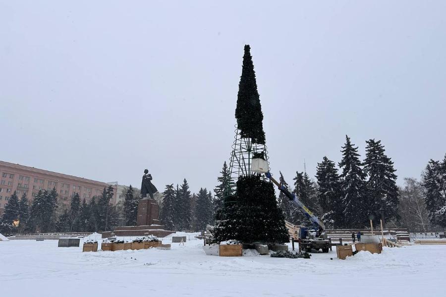 Главную новогоднюю елку начали собирать в центре Челябинска
