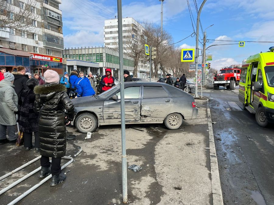 Автомобиль задавил женщину с ребенком после ДТП в Челябинске*