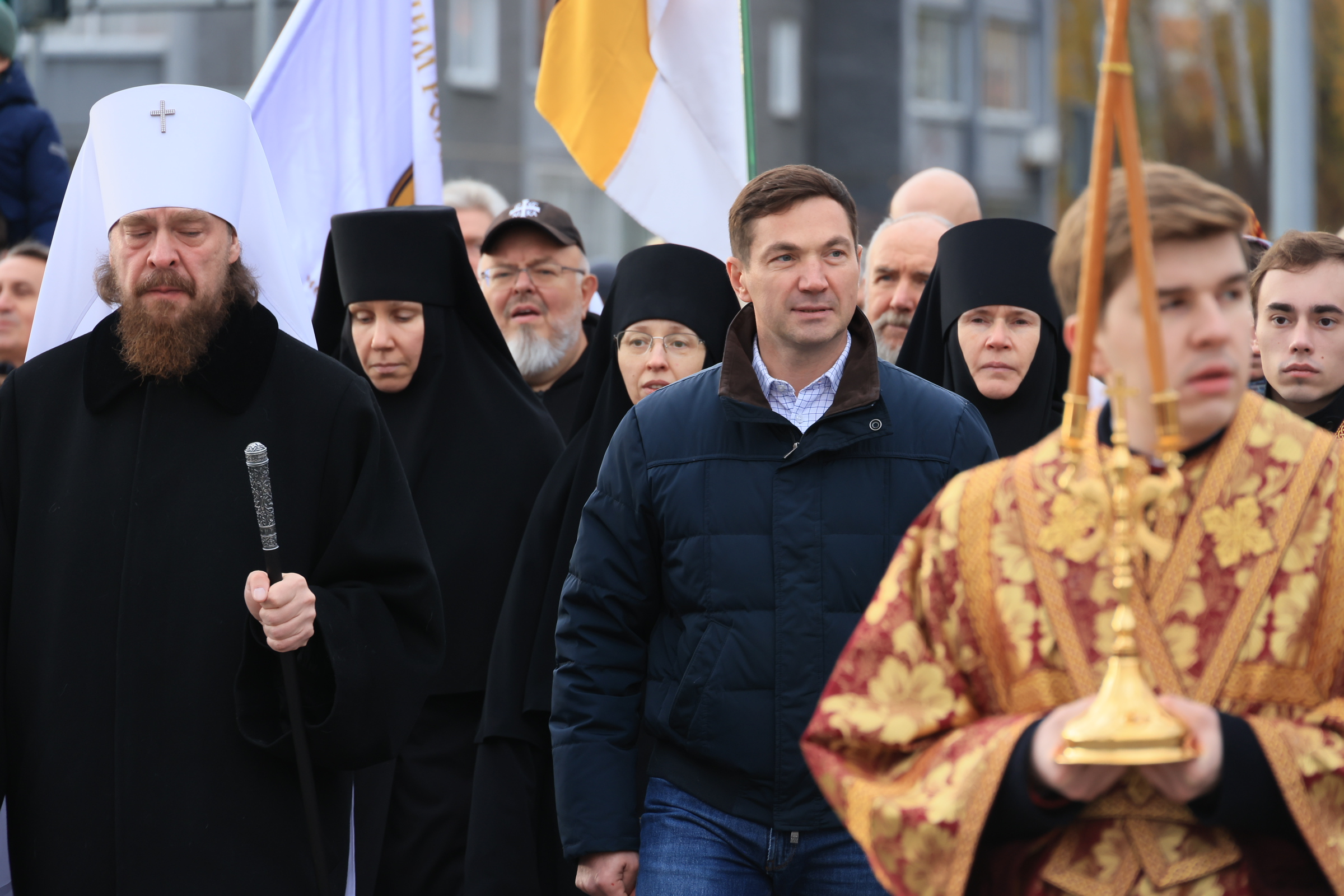 Многотысячный Крестный ход проследовал по улицам Челябинска