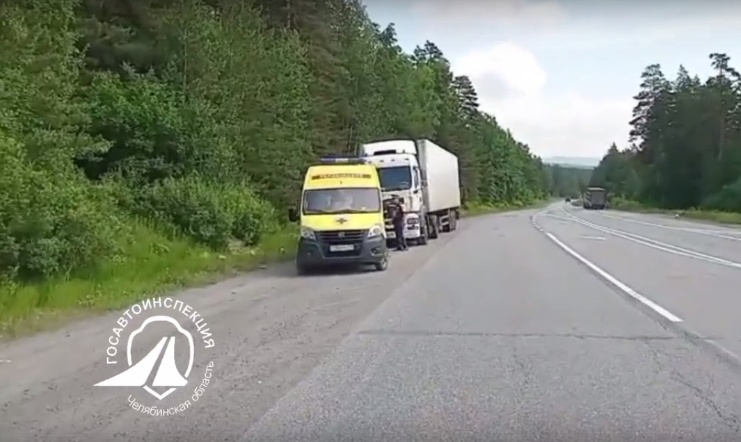 На трассе в Челябинской области на ходу стало плохо водителю грузовика*