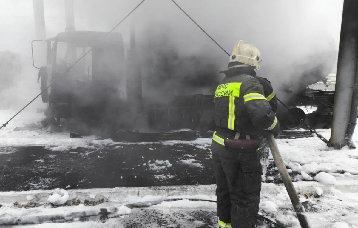 Работник АЗС пострадал при возгорании бензовоза в Челябинске*