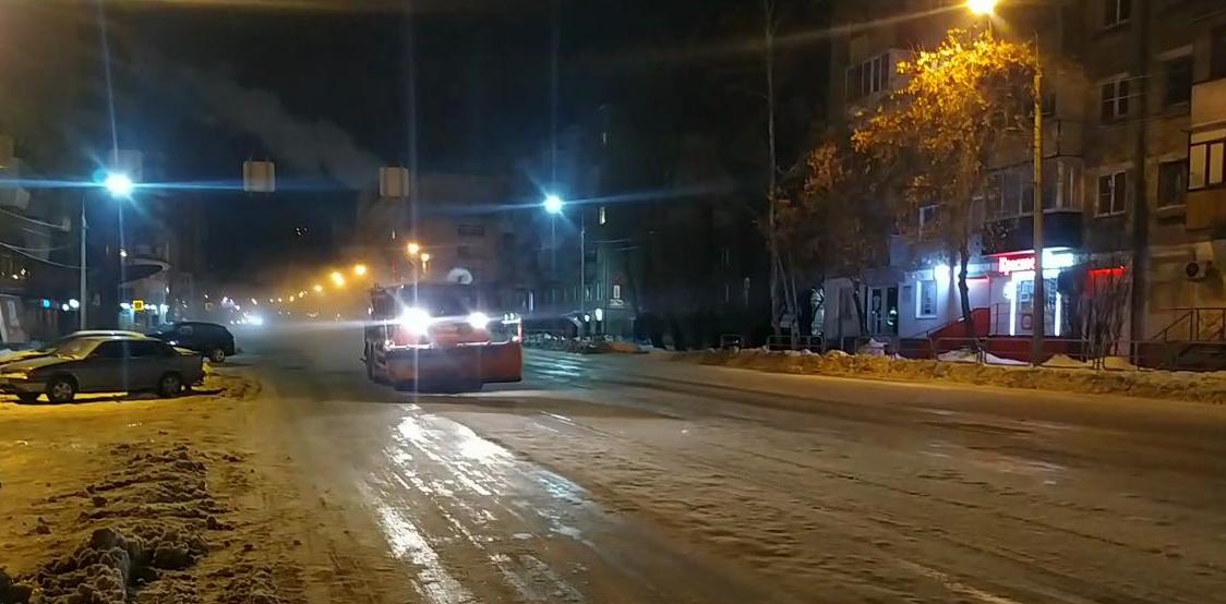 Улицу в центре Челябинска залило водой из-за аварии