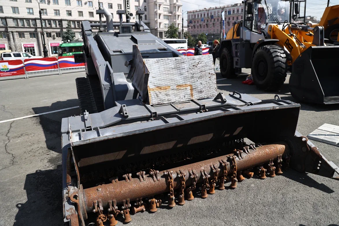 Дорожную и строительную технику массово собрали на главной площади Челябинска