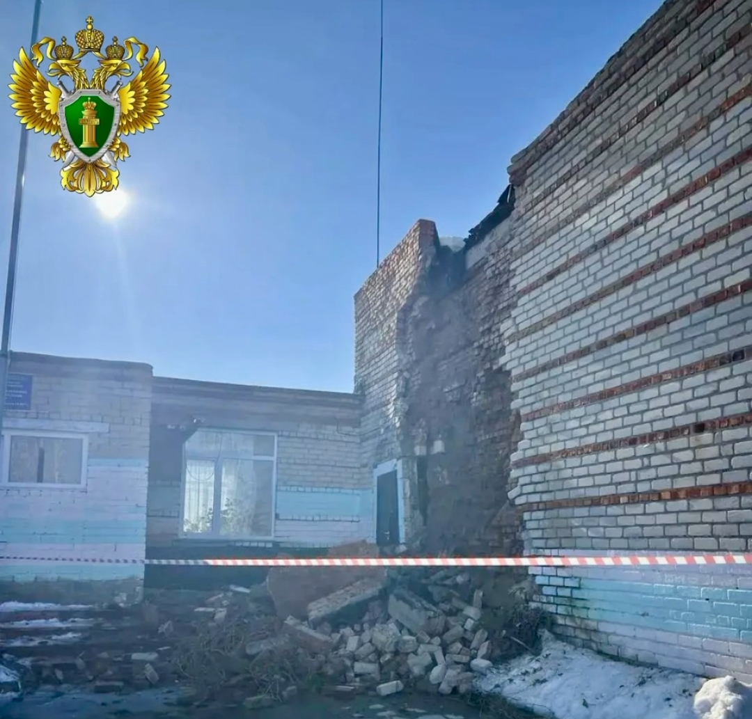 В школе Челябинской области обрушилась стена *