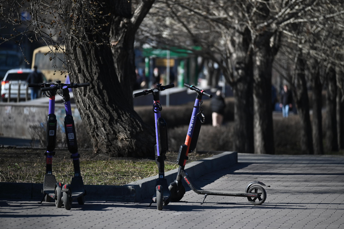 В Челябинске начали забирать неправильно припаркованные самокаты*1