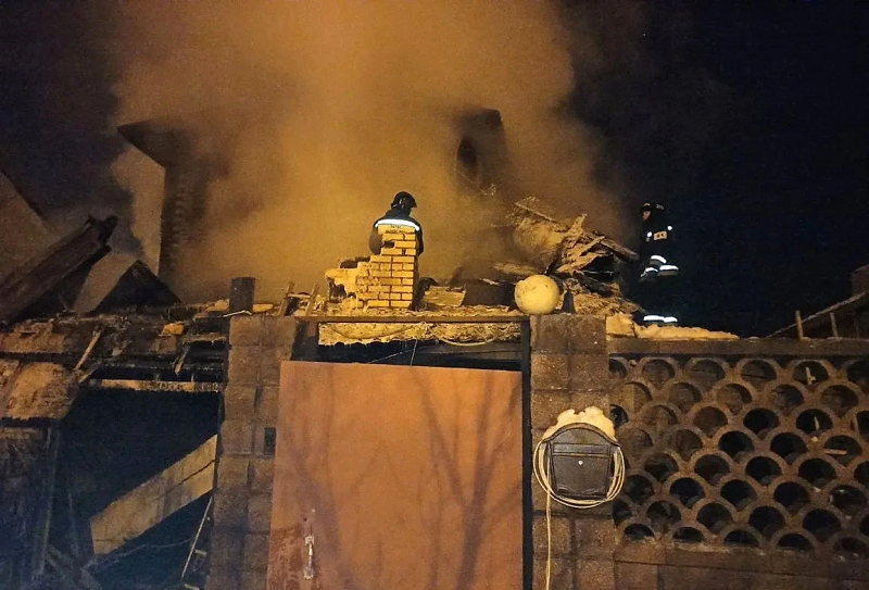 Взрыв газового баллона привел к обрушению гаража и пожару в доме в Магнитогорске