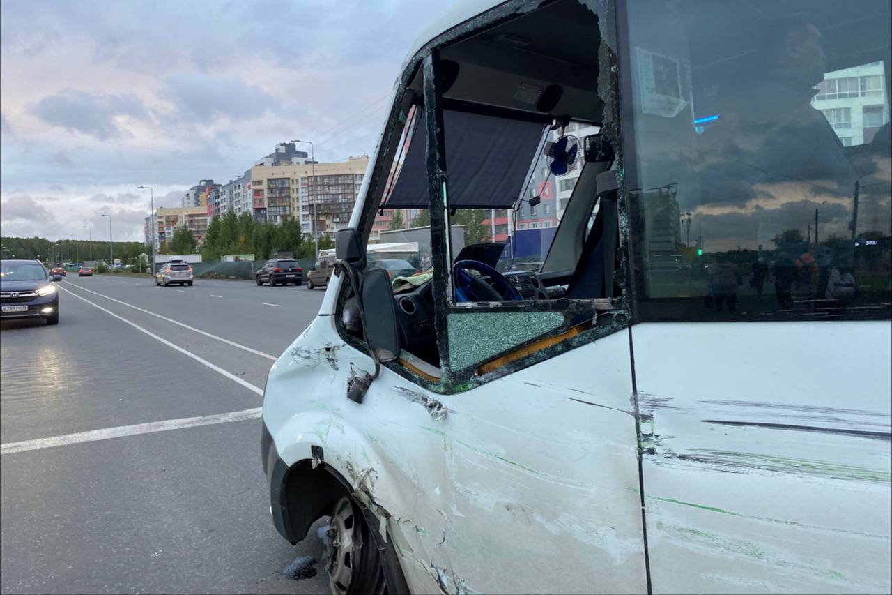 Маршрутка влетела в стоящий грузовик на дороге в Челябинске*