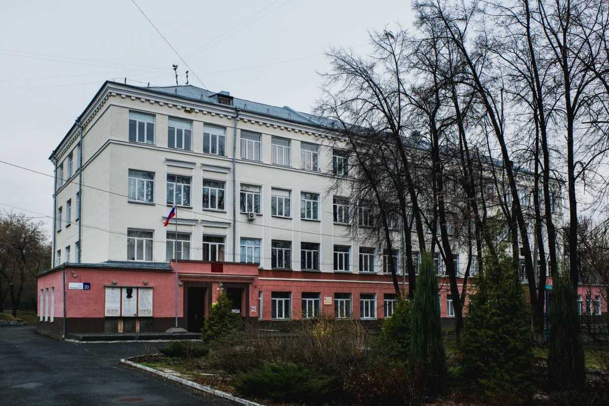 Мэр погнал глав районов Челябинска проверить люки у школ*