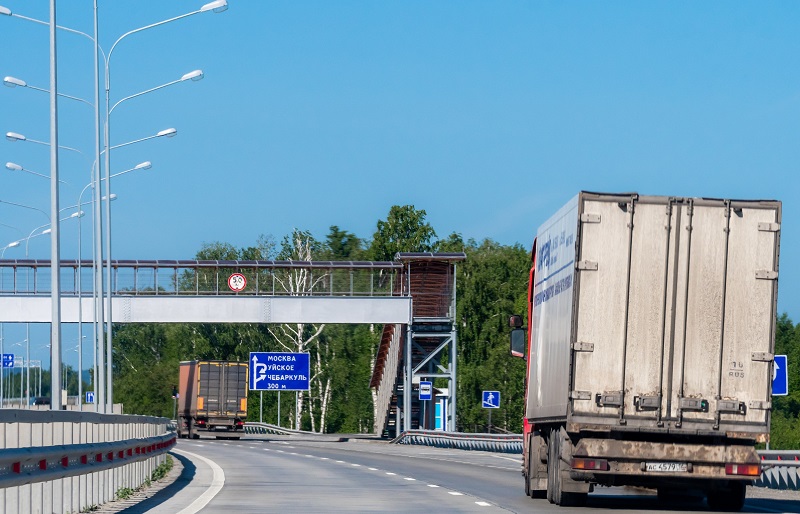Движение грузовиков ограничили в Челябинской области из-за жары