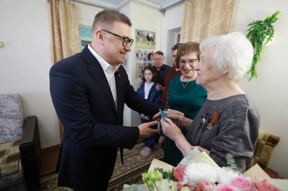 Текслер лично вручил удостоверение бывшей узницы фашизма пенсионерке из Кусы*