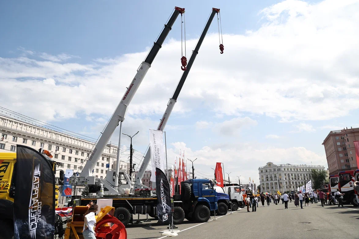 Дорожную и строительную технику массово собрали на главной площади Челябинска