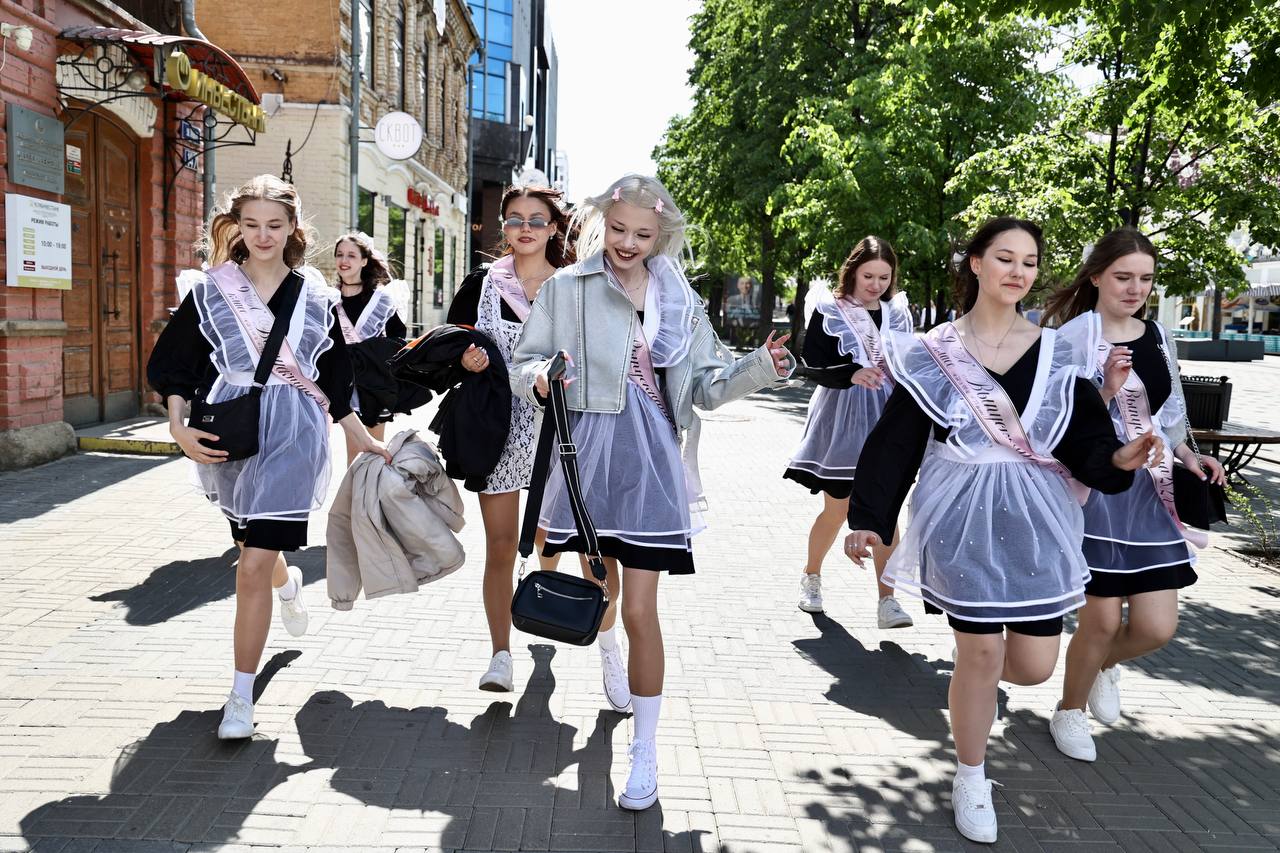 Последний звонок прозвенел в челябинских школах: стильные фотографии выпускников