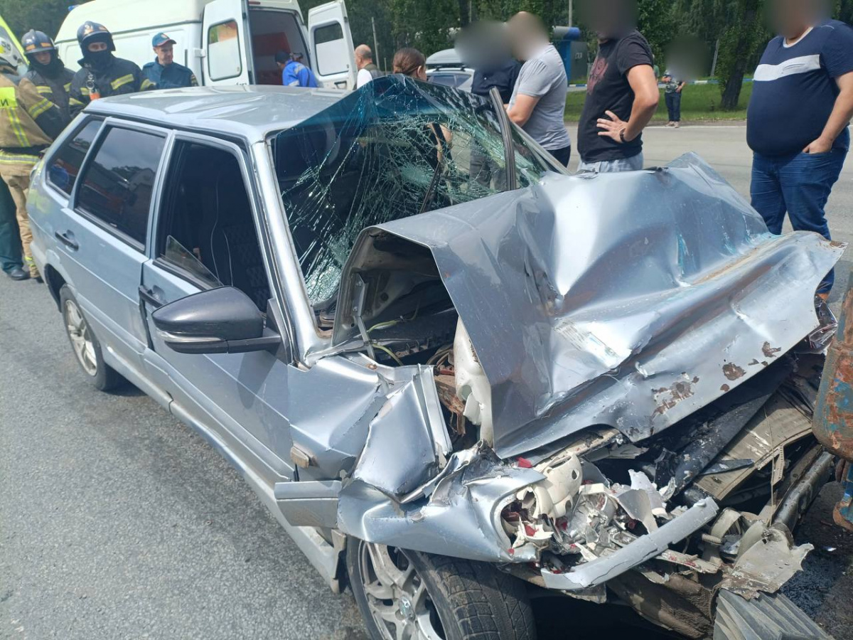 ВАЗ мощно залетел под грузовик в Челябинске*