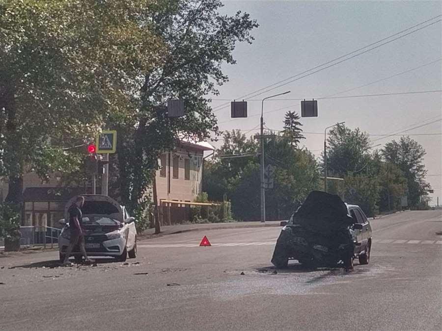 Две легковушки мощно столкнулись на дороге в Челябинске